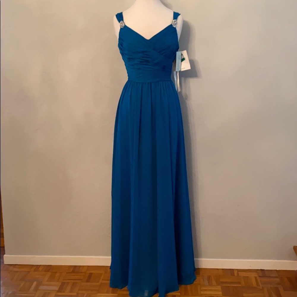 Long gown V-neckline, beautiful pleated belt around the waist, thick straps.